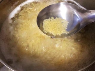 番茄鸡蛋拌意面,水烧开下入意面大火煮至意面没有硬心熟透但不能软烂噢