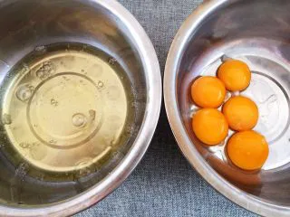 黑芝麻戚风蛋糕,蛋白蛋黄分别打入盆中，装蛋白的盆要无油无水