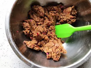 玫瑰花红糖小酥饼,用硅胶铲辅助搅拌至无干粉
