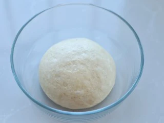 全麦辫子面包,将面团放入容器中,覆盖保鲜膜放到温暖处进行发酵