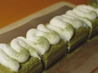 抹茶魔法蛋糕,我是冷藏一晚再吃的,底层口感比较结实。 蛋糕很松软,一抿就化掉了。 中间卡仕达酱的那层最好吃,有生巧在嘴里融化的口感。