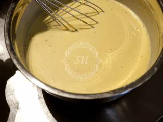 法式咸派【魔法蛋糕】,加入牛奶混合均匀。牛奶也要室温的。到这一步面糊会非常的稀,不用担心,就是这样的