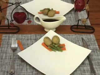 鲍汁焗小排淋酸甜洋葱酱,顺便摆个西餐盘吧(看出什么端倪了吗?我家有个左撇子😁)。配一些你喜欢的蔬菜。我就是配了一点小土豆,豆角和胡萝卜。清水蒸熟的就可以啦,方便健康,味道也比煮的好。营养搭配刚刚好啊,吃了肠胃负担也很小。因为有酱汁,所以不会很寡淡。