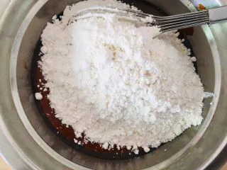 枸杞红枣饼干,倒入低筋面粉。