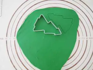 姜饼圣诞翻糖饼干, 擀开后用同样的模具压出形状