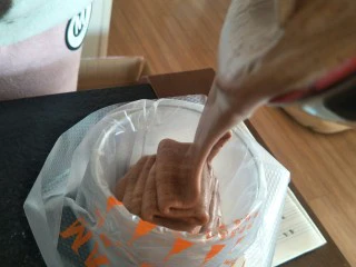 最“柔软”纸杯蛋糕☕—爆浆巧克力,倒入大号裱花蛋。