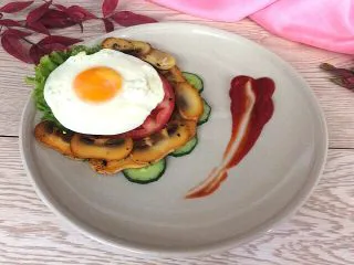 百变鸡蛋+早餐荷包蛋,在摆上煎好的口蘑，挤上番茄沙司，早餐开饭了