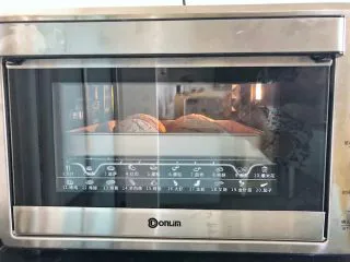 亚麻籽南瓜软欧包,17、烤箱150度上下火预热好,放入烤盘于倒数第二层烘烤28分钟后取出即可。