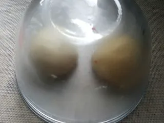中式点心~玫瑰酥,两个混合好后的面团放在容器中,松弛10~15分钟。