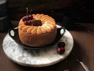 可可奶油夹心蛋糕,16、然后把可可奶油霜装入裱花袋里,用齿形裱花嘴在表面装饰一下,放上几个车厘子点缀一下就Ok了。