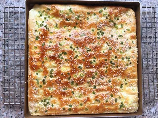 香葱肉松面包卷,取出烤好的面包。 