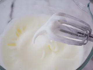 香葱肉松蛋糕卷,提起打蛋器有大弯勾即可，称为蛋白霜