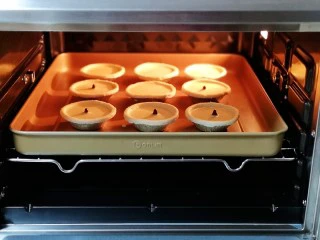 会爆浆的脏脏蛋挞～咬一口细滑醇香,烤盘入烤箱中层。