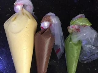 三色法式玛德琳蛋糕,将三种颜色的面糊装入裱花袋里,放入冰箱冷藏至少1小时