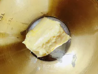 迷迭香玛芬蛋糕（制作耗时最短）,黄油提前软化好，放入盆中。