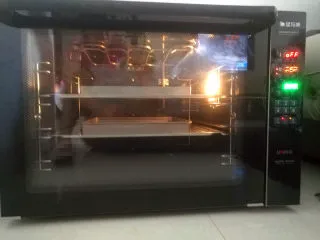 椰蓉蜂蜜蛋糕卷,放入预热好的风炉150度20分钟