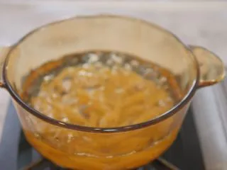 蕃茄意大利直筒面,水中加少许盐，将意面煮至9成熟，捞出备用