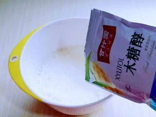 红丝绒草莓奶油蛋糕卷~下午茶必备甜品,蛋白打发,往蛋白里加入柠檬汁(白醋也可以)电动打蛋器将蛋白高速打发至呈现鱼眼泡。 加入三分之糖,继续高速打发,蛋清泡消失,细腻时再加入三分之一的糖,继续打发。