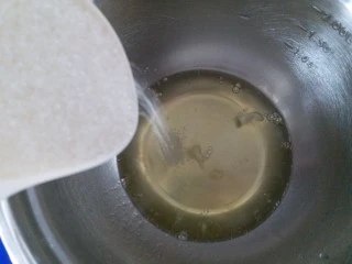 咸蛋黄肉松盒子蛋糕,先挤几滴柠檬汁到蛋清内，再加入三分之一糖，用电动打蛋器进行低速打发。