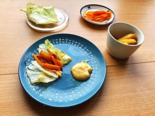 薯条的N种吃法,2.韩式生菜薯条“包饭”版。各个部分用小碟呈出,主盘上一大挖荷兰酱汁;或者之前的油醋汁多做一点,掺点水用小碟或者小碗装着,又是一种吃法!