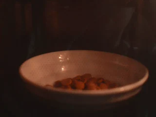 绵绵脆巧奶油包,取50g巧克力放在浅浅的塑料碗里,尽量不要用玻璃陶瓷的碗,容易过热,浅浅的碗方便面包蘸取巧克力。 微波中火加热30秒。