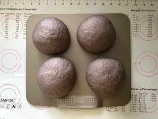 黑加仑黑米软欧包,15、发酵好的面团体积增大两倍左右。