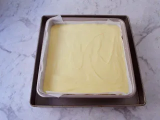 日式棉花蛋糕,准备一个深盘,放入1/2的水,再把蛋糕糊烤盘放入深烤盘内