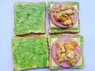 牛油果鸡蛋火腿三明治,加入鸡蛋。