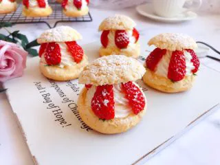 网红草莓脆皮泡芙,成品