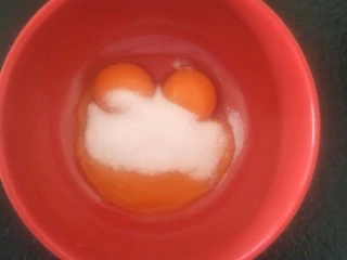 最“柔软”纸杯蛋糕☕—爆浆巧克力,蛋黄碗加入25克细砂糖。