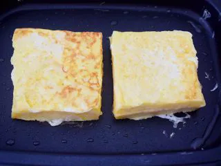 芒果酸奶吐司,再翻另一面煎至金黄色，四边也煎一下