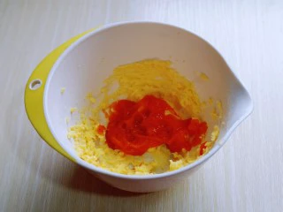 香酥仿真南瓜小饼干,加入南瓜泥,盐,启动电动打蛋器,打至黄油与南瓜泥融合。