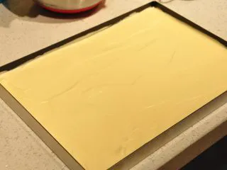 日式豆乳盒子蛋糕,均匀的铺满整个烤盘,烤箱提前预热170度,上下火,中层,烘烤18-20分钟左右。