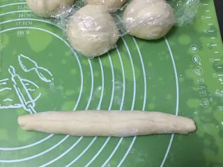 蔓越梅椰蓉扭扭包,顺势卷起来，收紧口子。