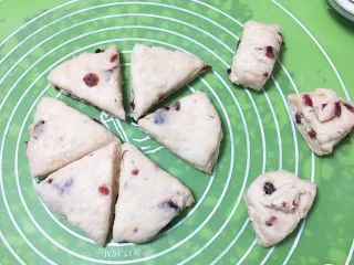 蔓越梅黄油面包,将面团分成九块。