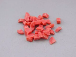 田园时蔬吐司披萨,火腿肠剥去外皮后，用刀切成小丁。