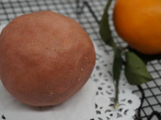 焦糖杏仁草莓饼干,搅拌均匀，揉成团