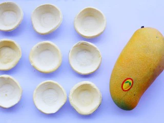 网红蛋挞皮芒果酥,蛋挞皮提前解冻。