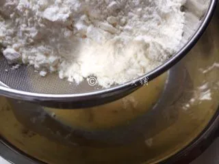 香蕉葡萄干麦芬,低粉混合物过筛，也加入蛋油糊中，随后用橡皮刮刀拌匀