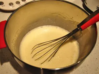 日式豆乳盒子蛋糕,豆浆和面糊完全混合均匀。