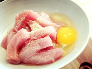 私房糖醋里脊,里脊肉切条，放入料酒，胡椒粉，鸡蛋，盐腌制30分钟