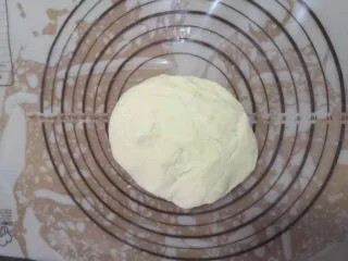 儿时的味道～脆皮蜂蜜小面包,较好的面团取出，排气。