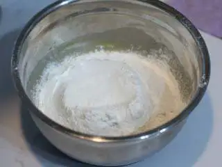 圣诞树枫糖戚风, 筛入低筋面粉（粉量比较大，一定要过筛） 