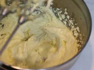 巧克力熔岩杯子蛋糕, 室温软化好的黄油加入砂糖打发至体积膨大颜色变白