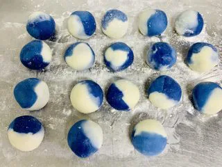 青花瓷冰皮月饼,有月饼模具压成自己喜欢的花型。（这里漏掉一张图下次补上）