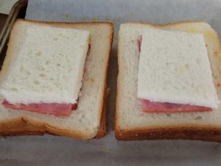 快手早餐&吐司鸡蛋烤火腿&小米粥,把吐司片放上面（如图）