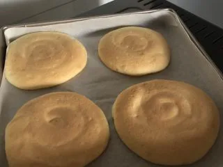 韩国草莓蛋糕,用牙签一插,不沾就是好了。