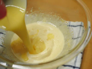 抹茶魔法蛋糕,加入融化的黄油,搅拌均匀