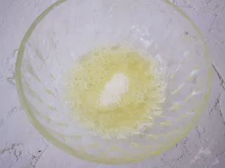 酸奶舒芙蕾蛋糕,蛋清中加入几滴柠檬汁,没有柠檬汁可以用白醋代替,主要是去除蛋腥味,打发至粗泡,白糖分三次加入到蛋清中