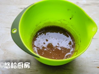 数字生日蛋糕,可可溶液过筛至蛋黄液中,若有未溶解的可可粉,用刮刀反复在筛网上按压几次就会划开,别浪费。